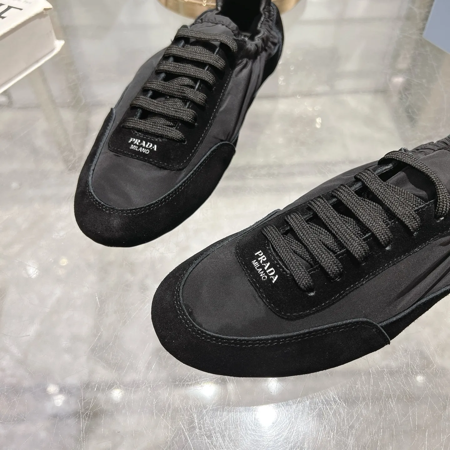 👟👟Ex-factory price 520👟👟Men's size +10 Couple style🎆Prada's new moral training shoes. The upper is suede with texture, and the inner sheepskin is wrapped. It is soft and waxy🎆The insole is thickened with lambskin. It is extremely comfortable to step on, has a sense of support, and feels well wrapped. The shoe shape is full of wrapping, light and easy to wear. A practical casual shoe that makes your legs appear taller! White is clean and refreshing, needed all year round, and can be easily worn with skirts and pants. Upper: imported suede/original molded fabric. Lining: sheepskin. Outsole: rubber outsole! Code number: 35-41 Color: burgundy blue brown green dark green yellow black red gray 9 colors available